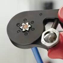 Pince &agrave; sertir auto-ajustable pour embouts de c&acirc;ble