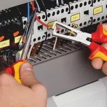 Pince &agrave; d&eacute;nuder universelle isol&eacute;e 1000 V