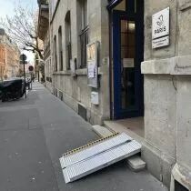 Rampe pliable antid&eacute;rapante avec rebord acc&egrave;s PMR -  300 kg