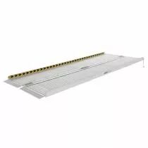 Rampe pliable antid&eacute;rapante avec rebord acc&egrave;s PMR -  300 kg
