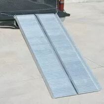 Rampe pliable antid&eacute;rapante avec rebord acc&egrave;s PMR -  300 kg